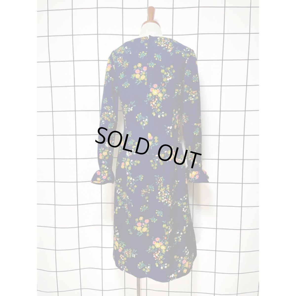 画像2: ヨーロッパ古着 ドレス ヴィンテージ 70's 花柄 袖先フリル レトロ 長袖 ネイビー (2)