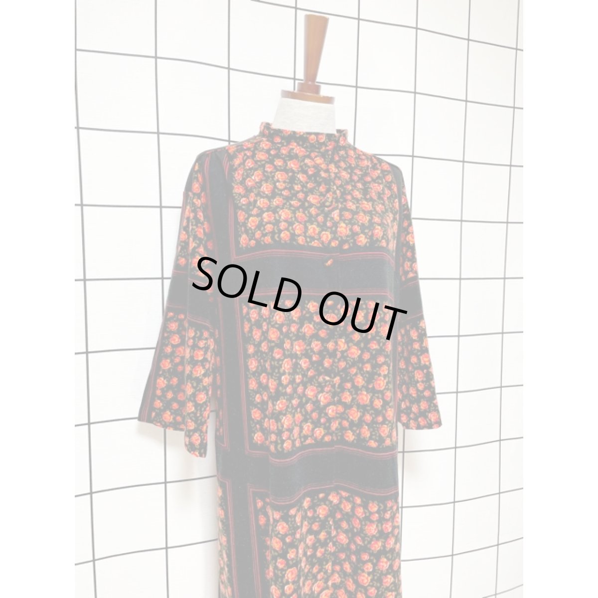 画像4: 昭和レトロ シャツワンピース 70's 国産古着 花柄 前開き 羽織りにも ブラック (4)