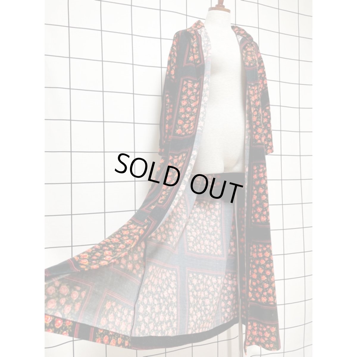 画像10: 昭和レトロ シャツワンピース 70's 国産古着 花柄 前開き 羽織りにも ブラック (10)