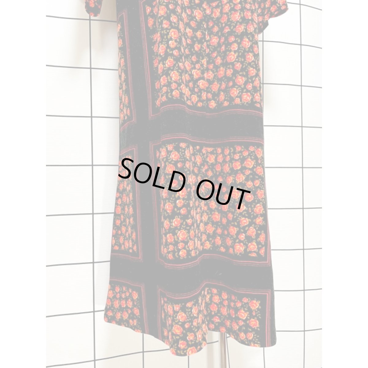 画像9: 昭和レトロ シャツワンピース 70's 国産古着 花柄 前開き 羽織りにも ブラック (9)