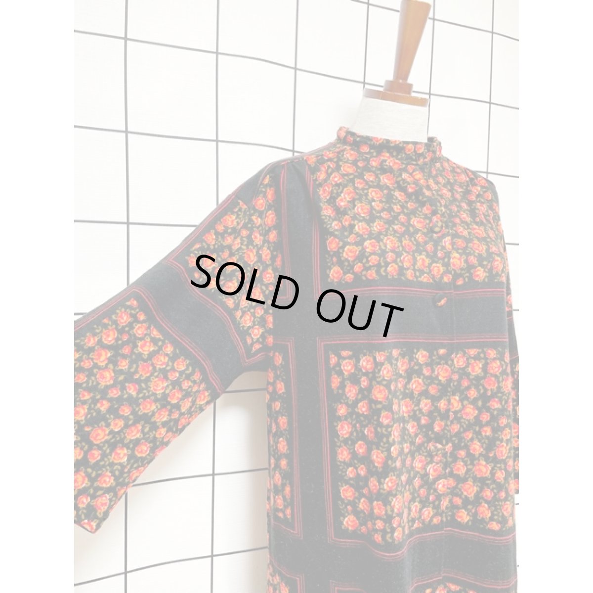 画像7: 昭和レトロ シャツワンピース 70's 国産古着 花柄 前開き 羽織りにも ブラック (7)