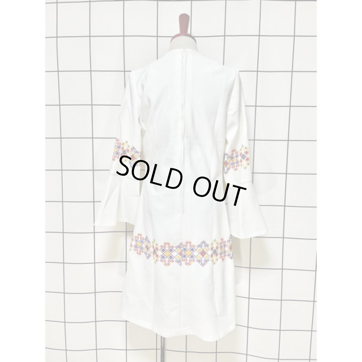 画像2: ヨーロッパ古着 ドレス ヴィンテージ ぷっくり刺繍 主役級 フレア袖 レトロ (2)