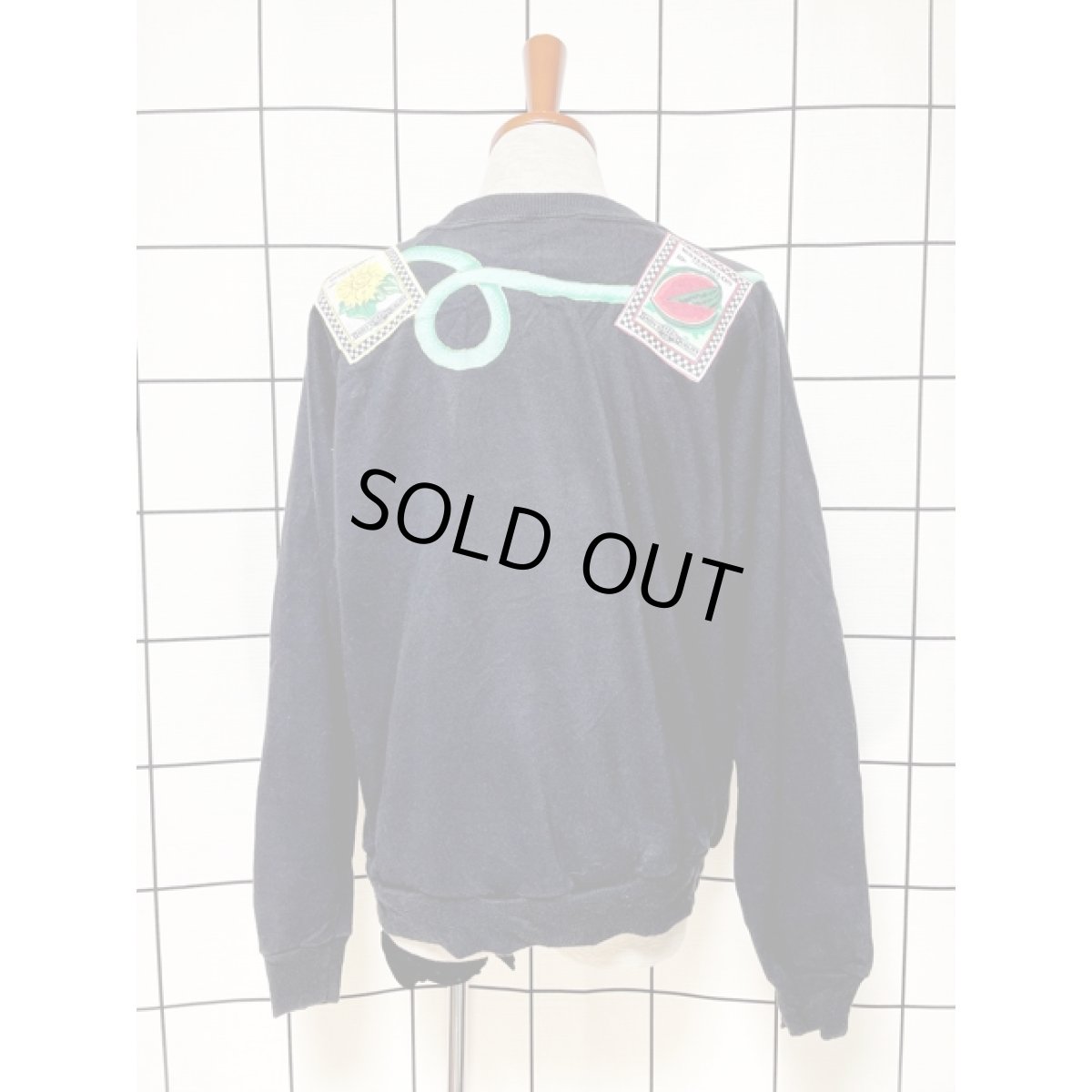 画像2: アメリカ古着 スウェット ヴィンテージ 花パッチ ブラック プルオーバー (2)