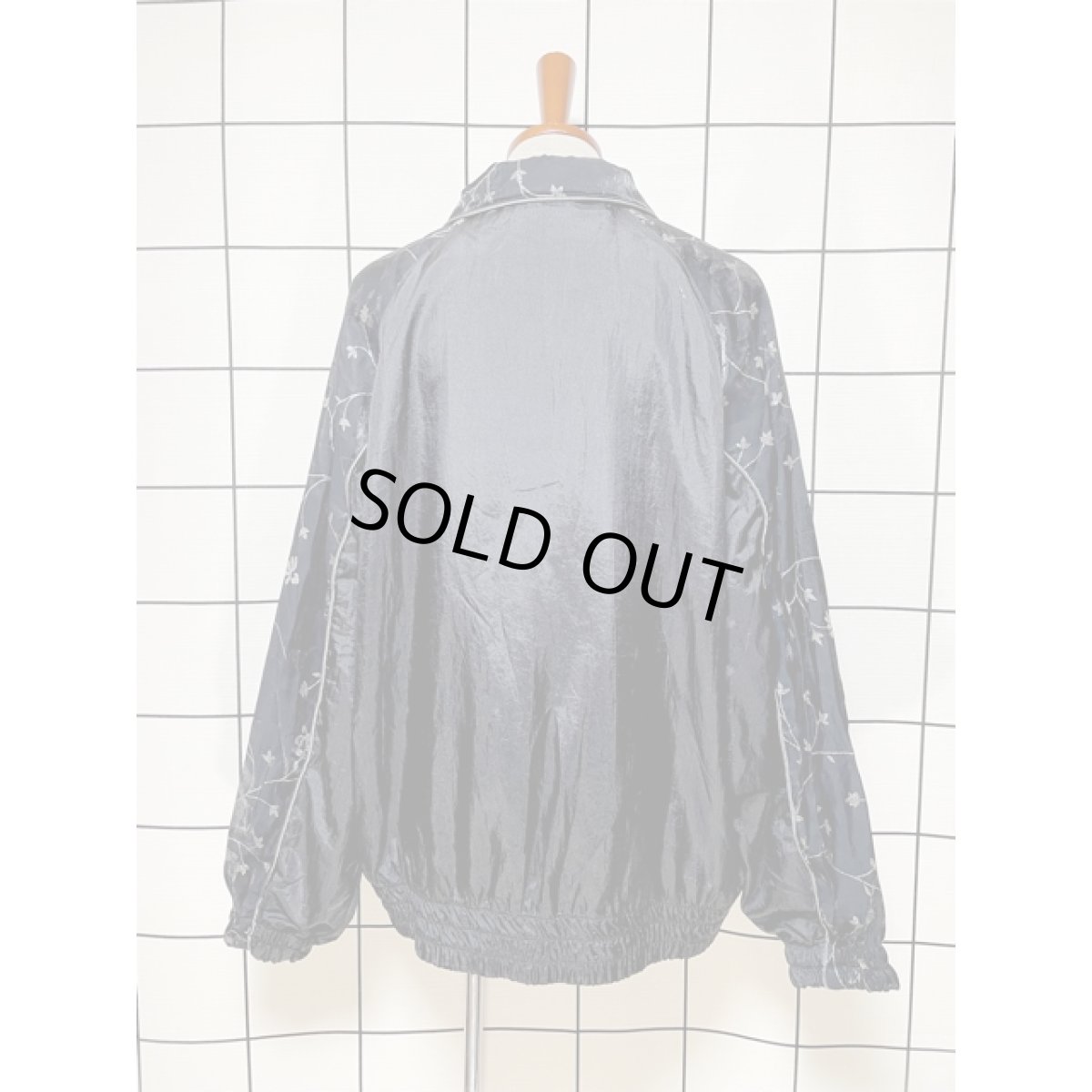 画像2: アメリカ古着 ブルゾンナイロンジャケット ブラック シルバーラメ ジップアップ (2)