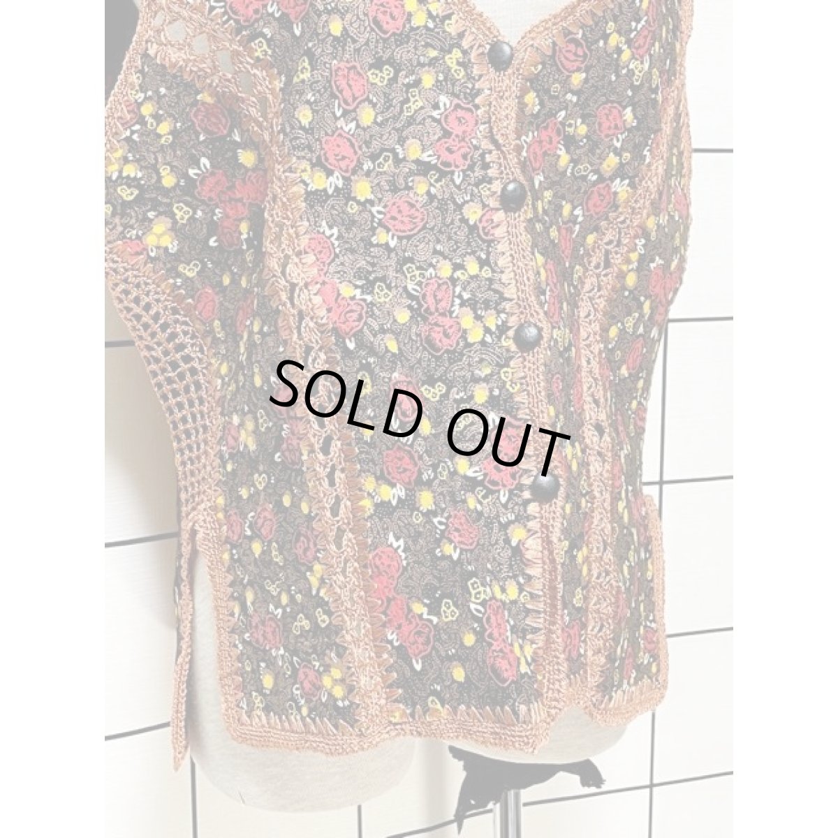 画像8: ヨーロッパ古着 ベスト フェイクレザー 透かし編み 花柄 レトロ (8)