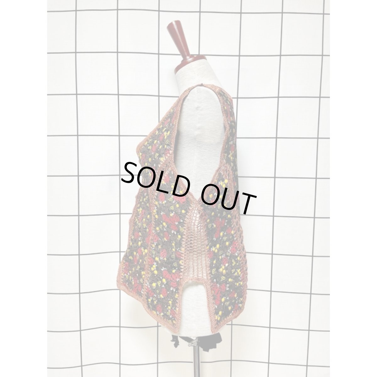 画像2: ヨーロッパ古着 ベスト フェイクレザー 透かし編み 花柄 レトロ (2)