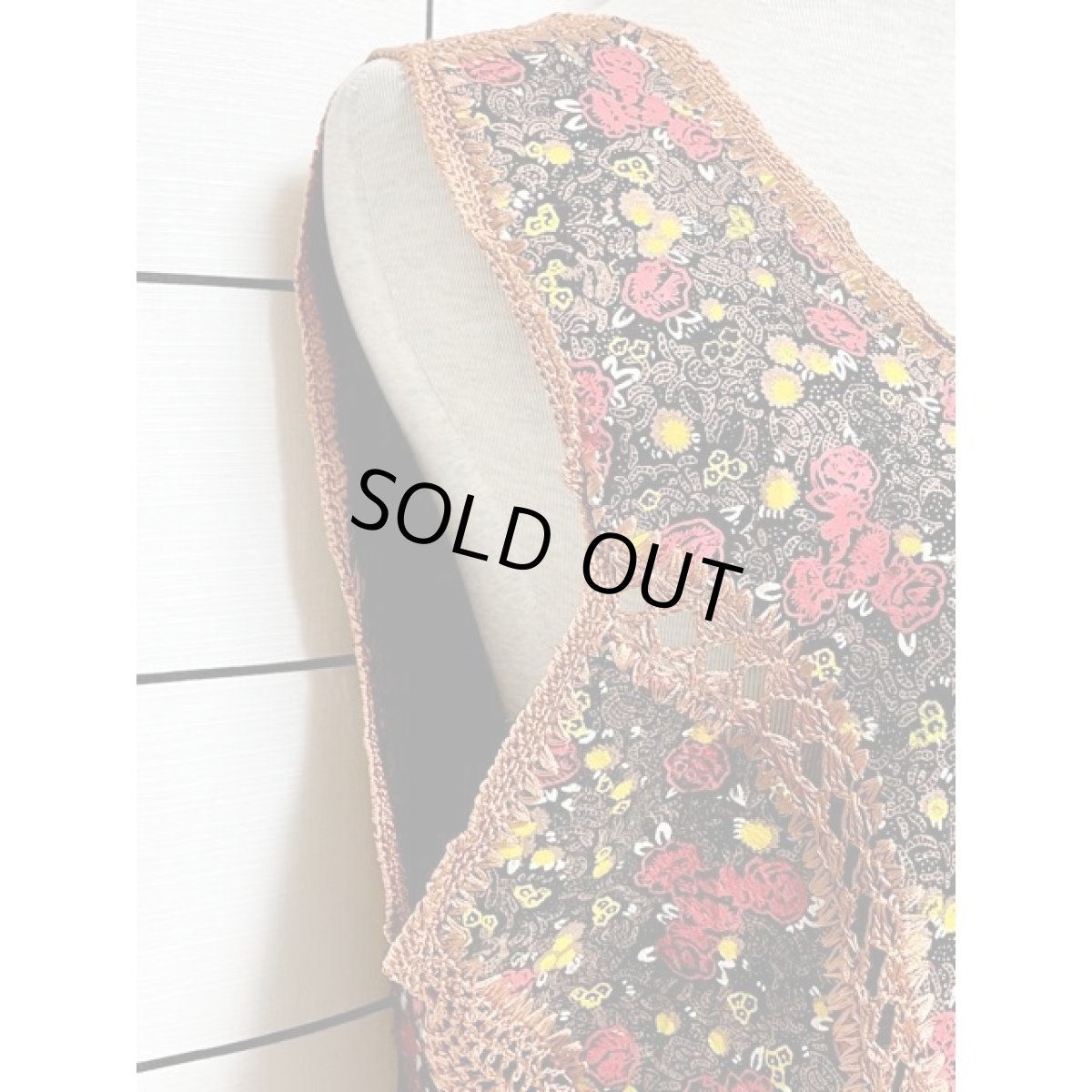 画像7: ヨーロッパ古着 ベスト フェイクレザー 透かし編み 花柄 レトロ (7)