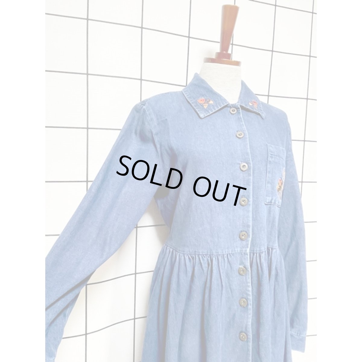 画像7: アメリカ古着 ロングシャツワンピース ヴィンテージ 刺繍 デニム 前開き リボン (7)