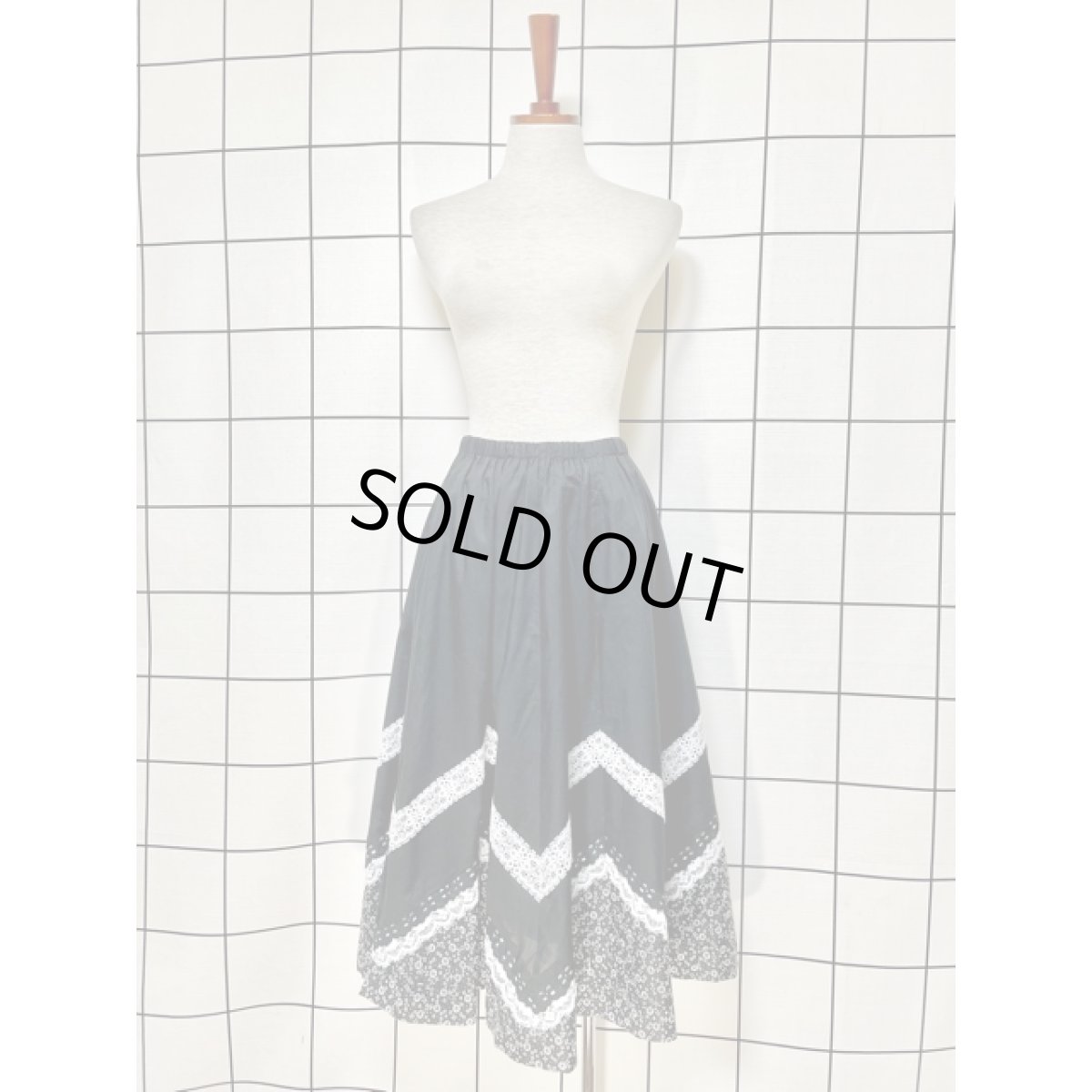 画像2: 3種類のレース 小花柄 スカート ウエストゴム アメリカ古着 ヴィンテージ ブラック (2)