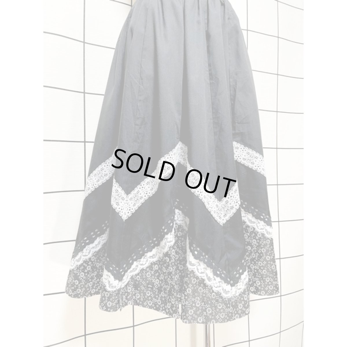 画像5: 3種類のレース 小花柄 スカート ウエストゴム アメリカ古着 ヴィンテージ ブラック (5)