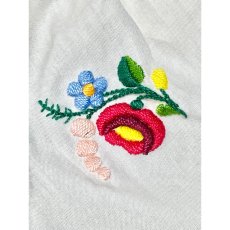画像10: ぷっくりお花刺繍がとっても可愛い 刺繍ブラウス ヨーロッパ古着 ヴィンテージ ホワイト (10)