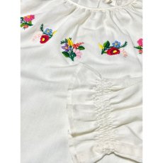 画像8: ぷっくりお花刺繍がとっても可愛い 刺繍ブラウス ヨーロッパ古着 ヴィンテージ ホワイト (8)