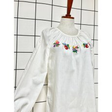 画像6: ぷっくりお花刺繍がとっても可愛い 刺繍ブラウス ヨーロッパ古着 ヴィンテージ ホワイト (6)