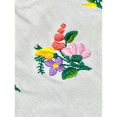 画像11: ぷっくりお花刺繍がとっても可愛い 刺繍ブラウス ヨーロッパ古着 ヴィンテージ ホワイト (11)