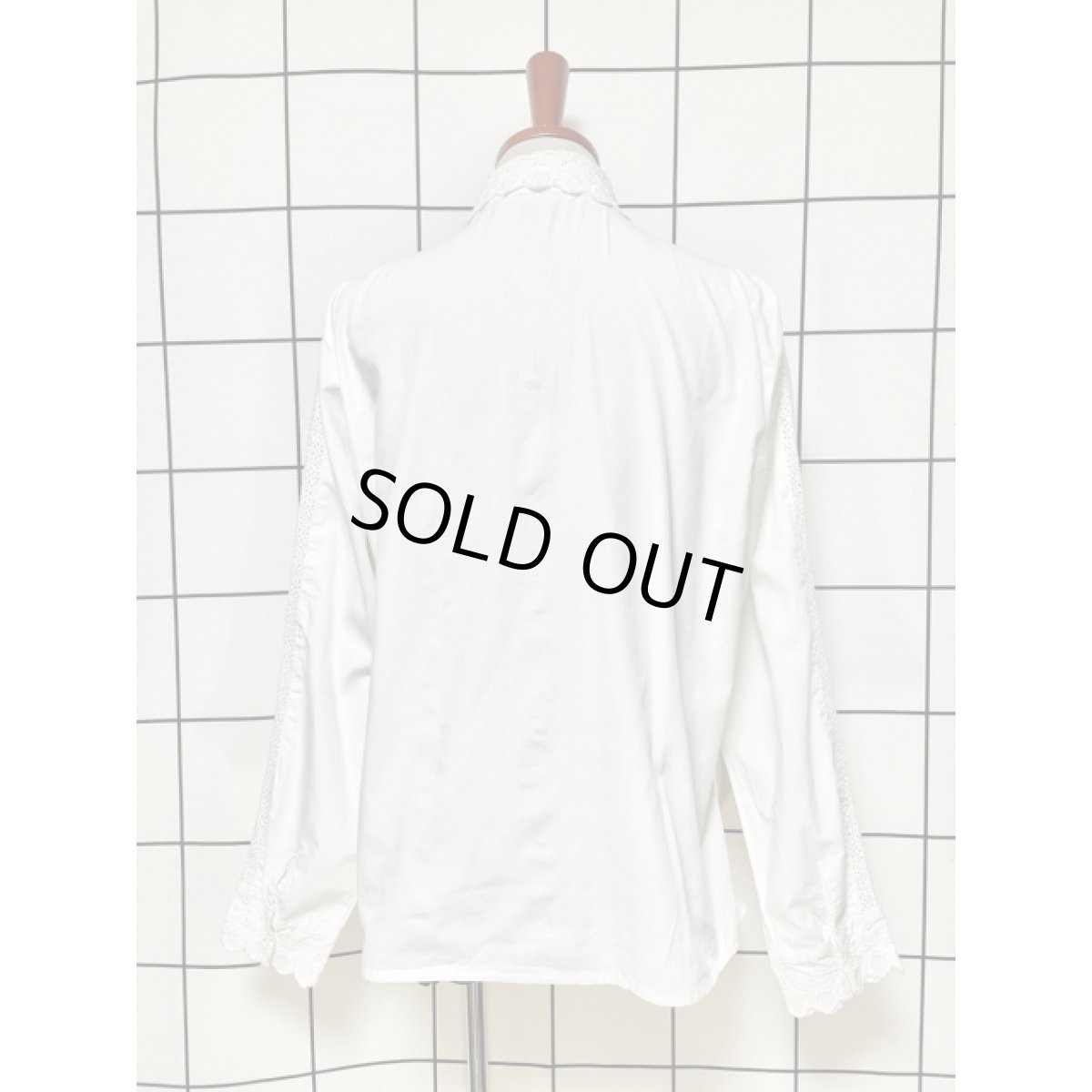 画像2: 刺繍装飾 袖レース ホワイトブラウス ヴィンテージ ヨーロッパ古着 クラシカル シャツ (2)