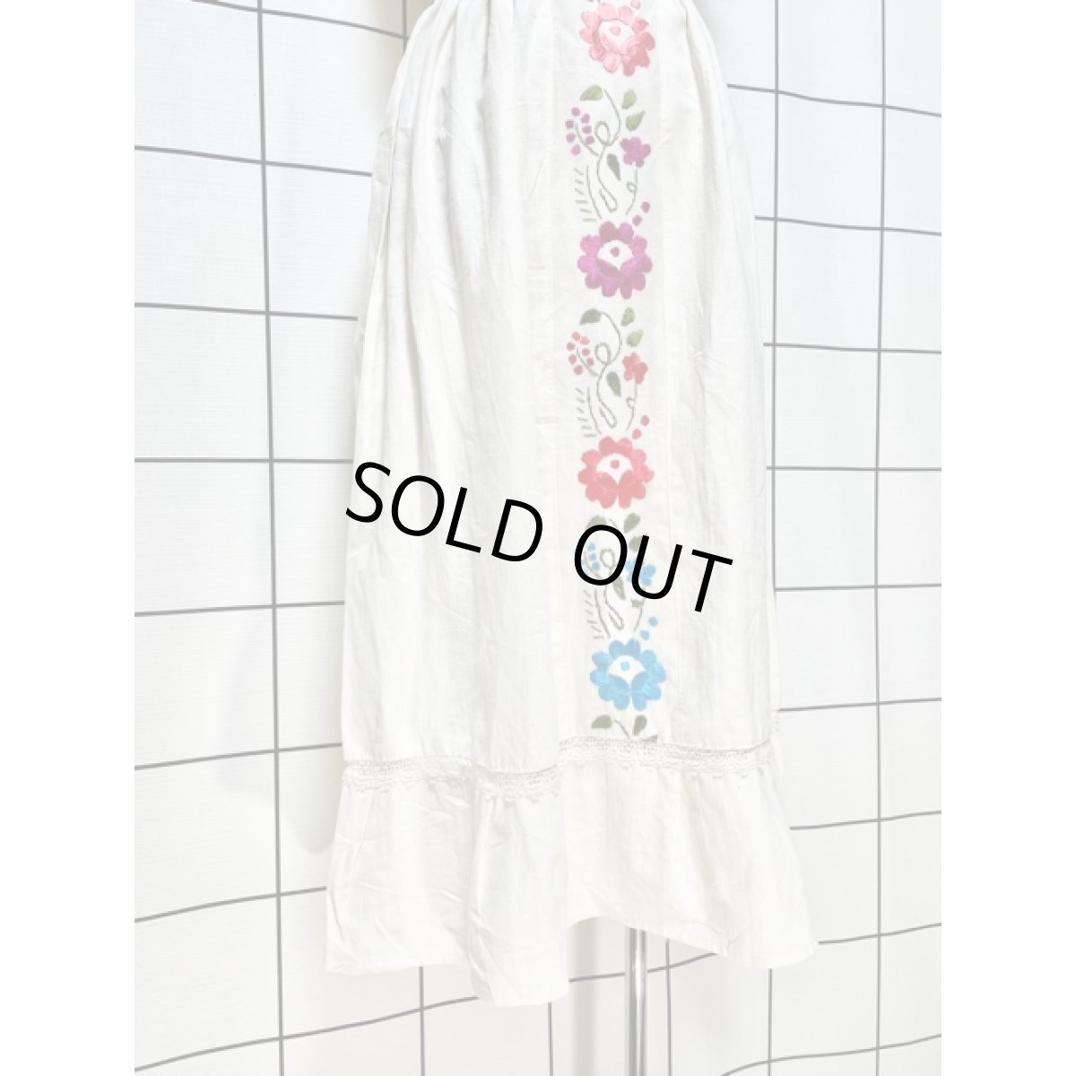 画像8: お花刺繍 サテンテープ オフホワイト ワンピース ヴィンテージ ウエストゴム レトロ  アメリカ古着 (8)