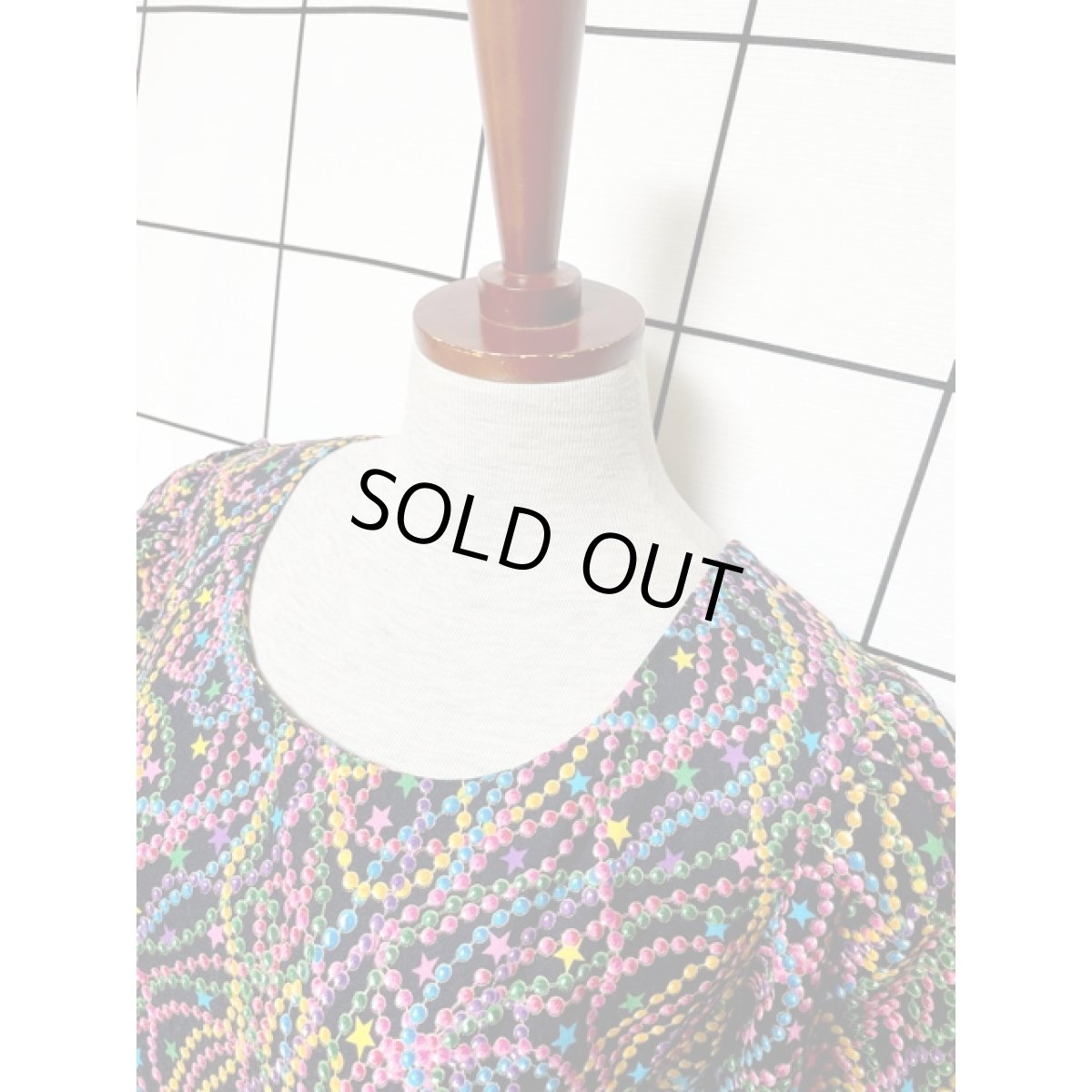 画像4: アクセサリー柄  ティアードレース  サーキュラー パフスリーブ ヴィンテージドレス レトロ アメリカ古着 (4)