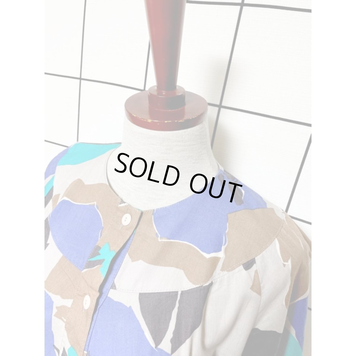 画像4: リーフモチーフ柄 ふんわりシルエット ノーカラー レトロワンピース 半袖 国産古着 (4)