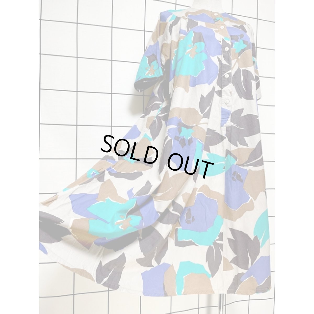 画像9: リーフモチーフ柄 ふんわりシルエット ノーカラー レトロワンピース 半袖 国産古着 (9)