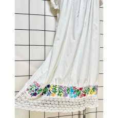 画像9: メキシカン花刺繍ドレス レース装飾 サテンテープ ホワイト フォークロア レトロ ヴィンテージ (9)