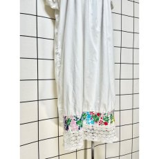 画像8: メキシカン花刺繍ドレス レース装飾 サテンテープ ホワイト フォークロア レトロ ヴィンテージ (8)