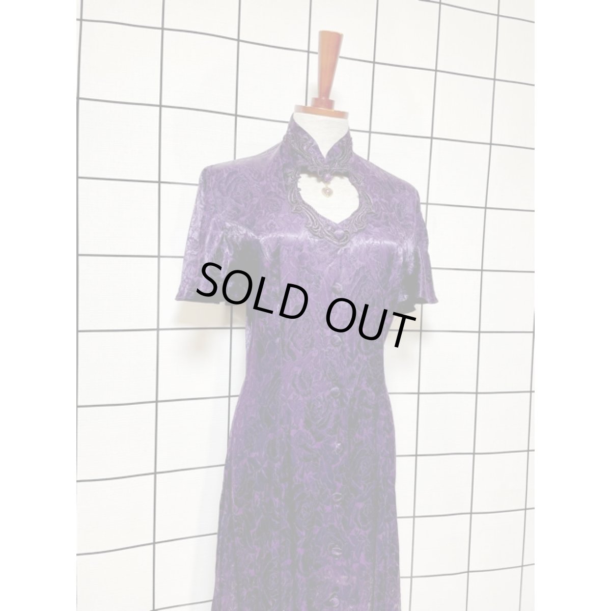 画像4: パーティー衣装にもおすすめ 花織模様 カットワークレース ハートパーツ 前開き フレア袖 クラシカル アメリカ古着 ヴィンテージロングドレス (4)