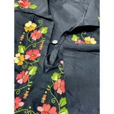 画像9: お花刺繍 ブラック プルオーバー 長袖 フォークロア レトロ 古着 ヴィンテージ刺繍ブラウス (9)