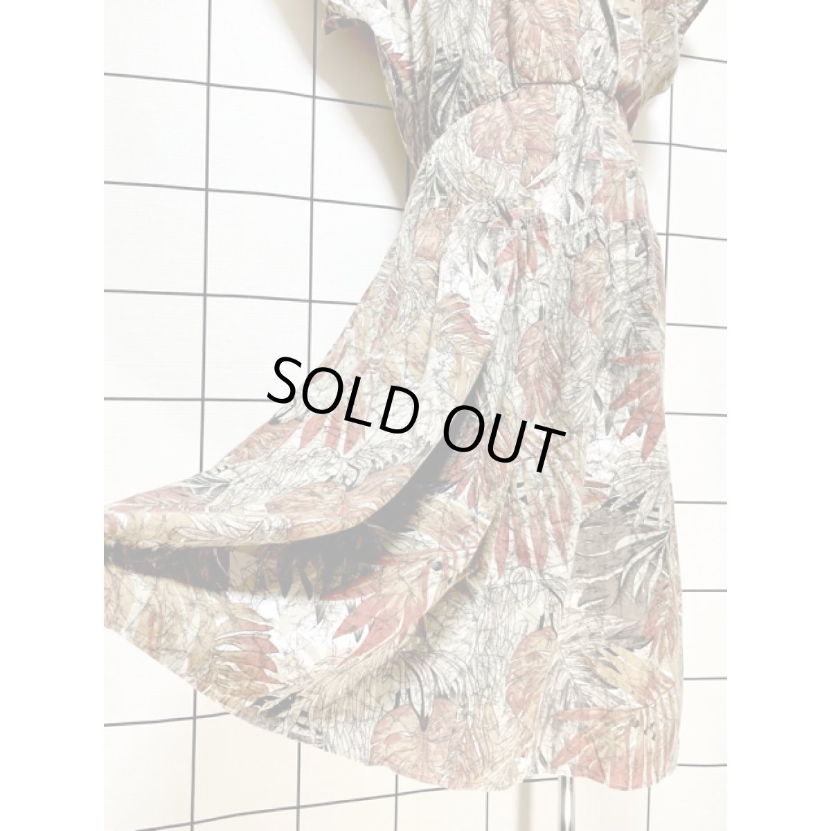 画像9: 大胆なボタニカル柄 フレンチスリーブ ウエストゴム 半袖 レトロ アメリカ古着 ヴィンテージワンピース (9)