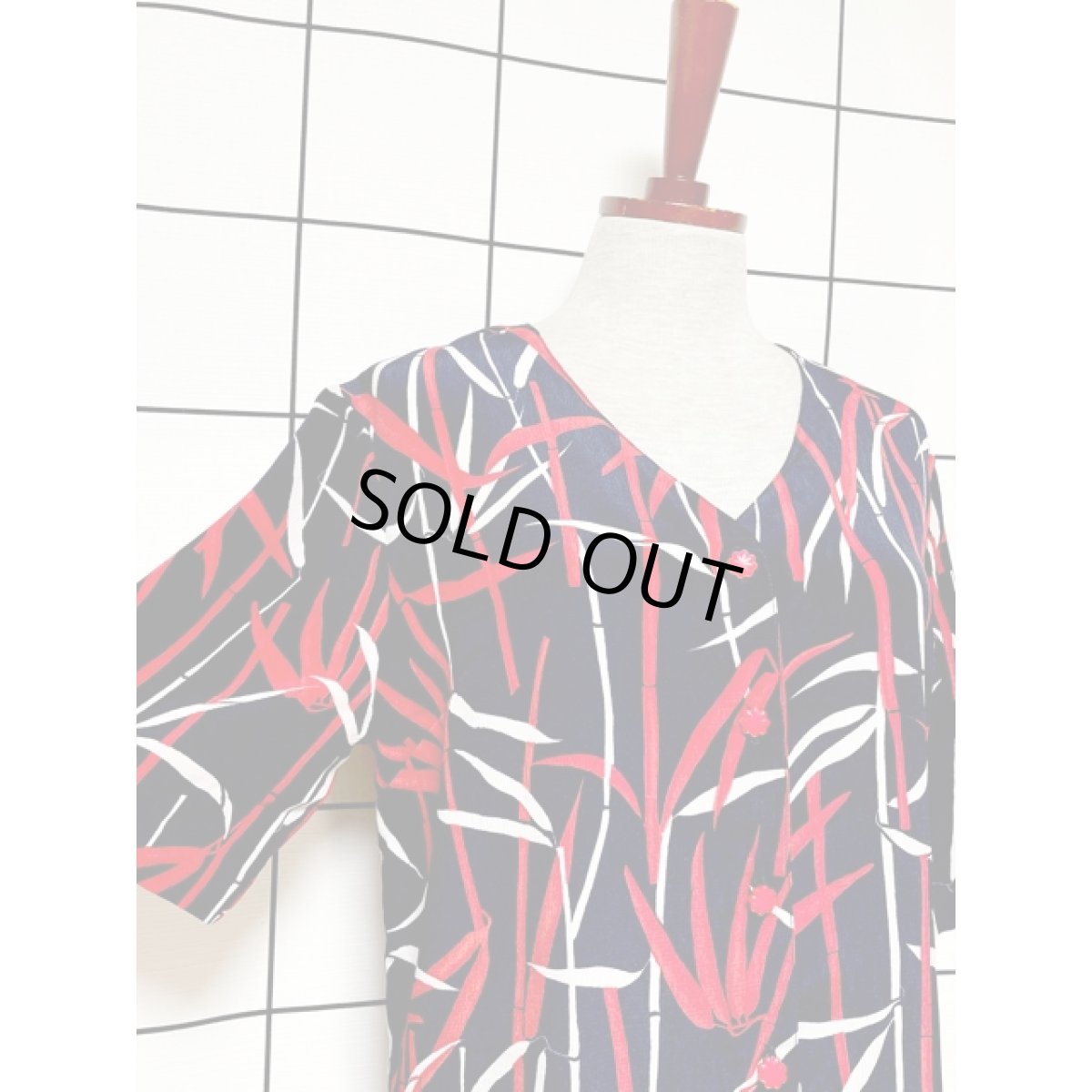 画像6: フランス古着 ヴィンテージブラウス アート調柄 花型ボタン ノーカラー 半袖 シャツ ネイビー (6)