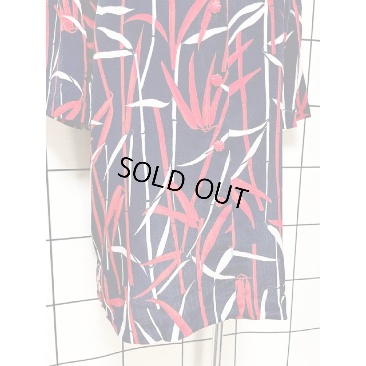 画像7: フランス古着 ヴィンテージブラウス アート調柄 花型ボタン ノーカラー 半袖 シャツ ネイビー (7)