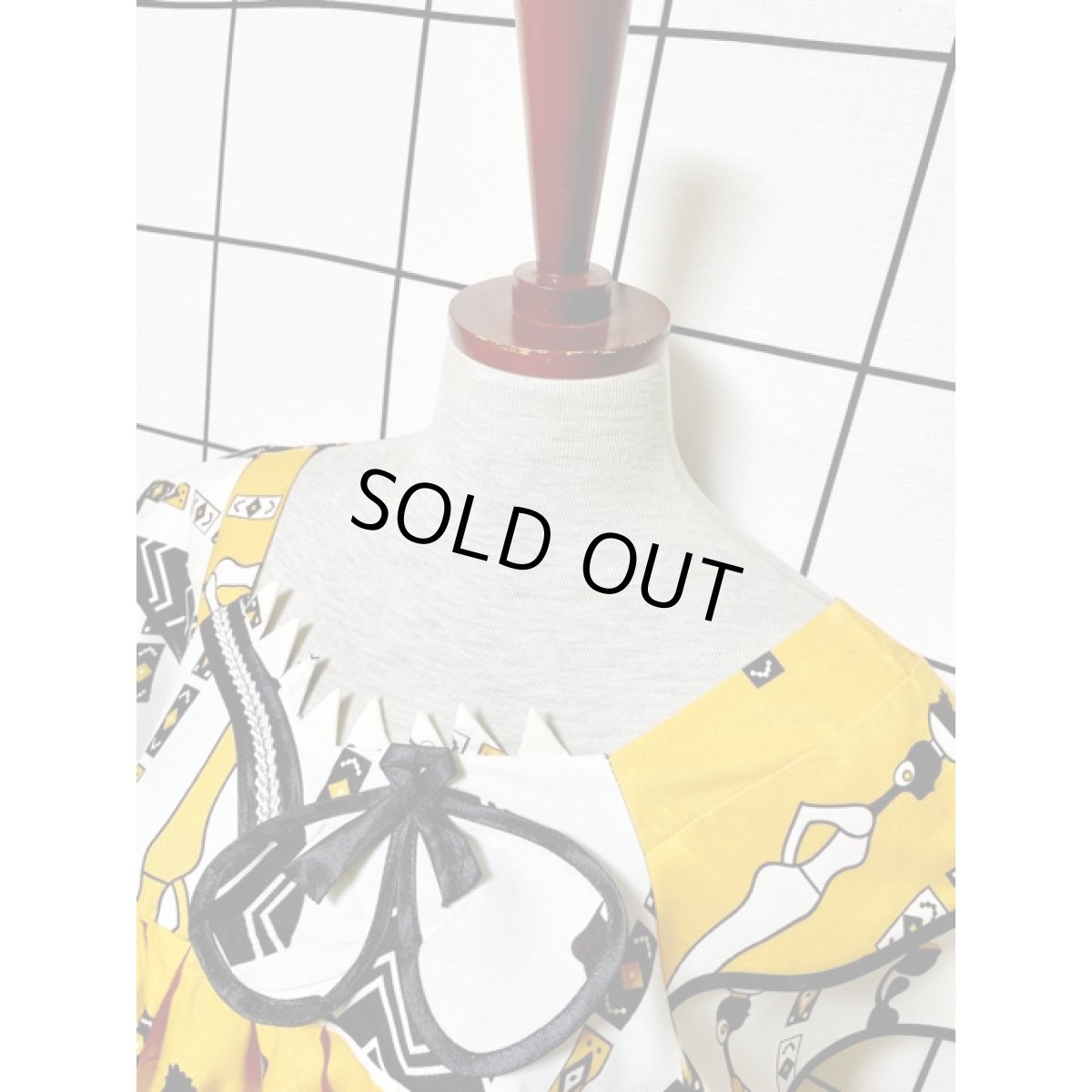 画像5: アフリカンバティックドレス 女性柄 ティアード袖 リボンパッチ ヴィンテージ 古着 エスニック レトロ (5)