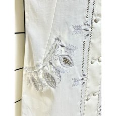画像9: スペイン製 刺繍 ホワイト 前開き クラシカル レトロ ノースリーブ ヨーロッパ古着 ヴィンテージドレス (9)