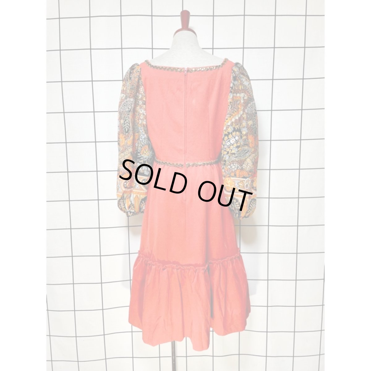 画像2: ヨーロッパ古着 上質の逸品 スパンコール シア 花柄切り替えし クラシカル 華やか ヴィンテージドレス パーティースタイルにもおすすめ (2)