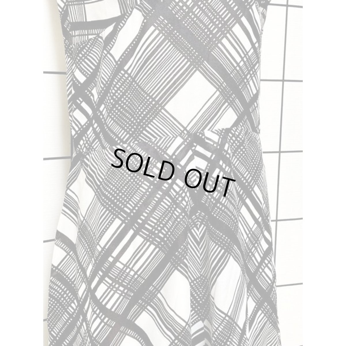 画像9: 70年代 チェック柄 ホワイト ブラウン ノースリーブ レトロモダン ヨーロッパ古着 ヴィンテージロングドレス (9)