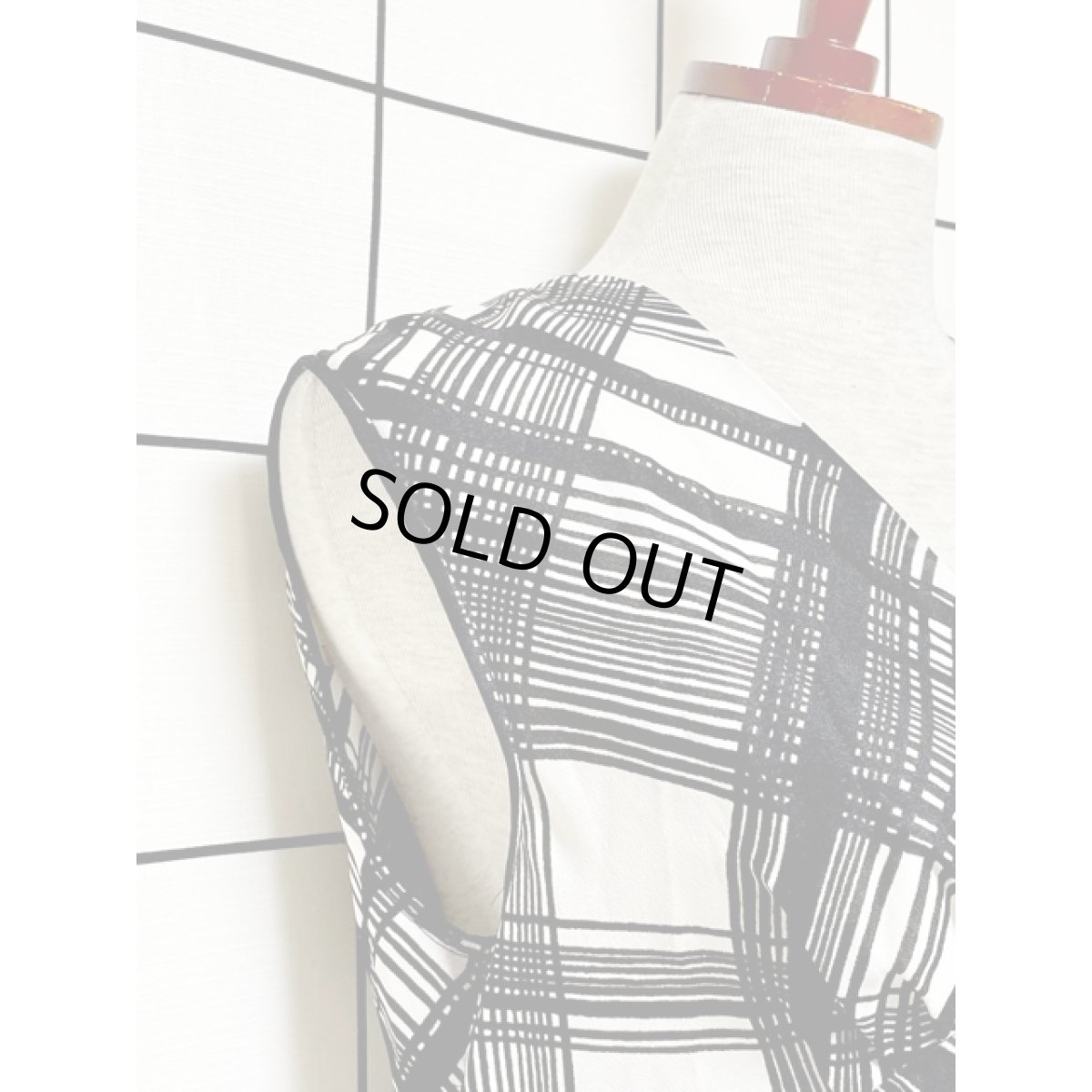 画像8: 70年代 チェック柄 ホワイト ブラウン ノースリーブ レトロモダン ヨーロッパ古着 ヴィンテージロングドレス (8)