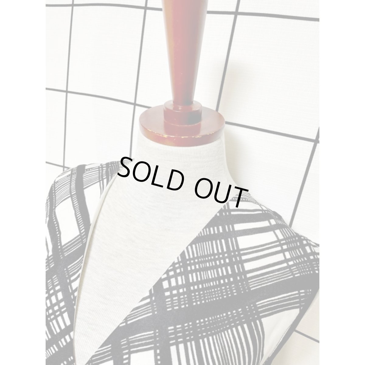 画像6: 70年代 チェック柄 ホワイト ブラウン ノースリーブ レトロモダン ヨーロッパ古着 ヴィンテージロングドレス (6)