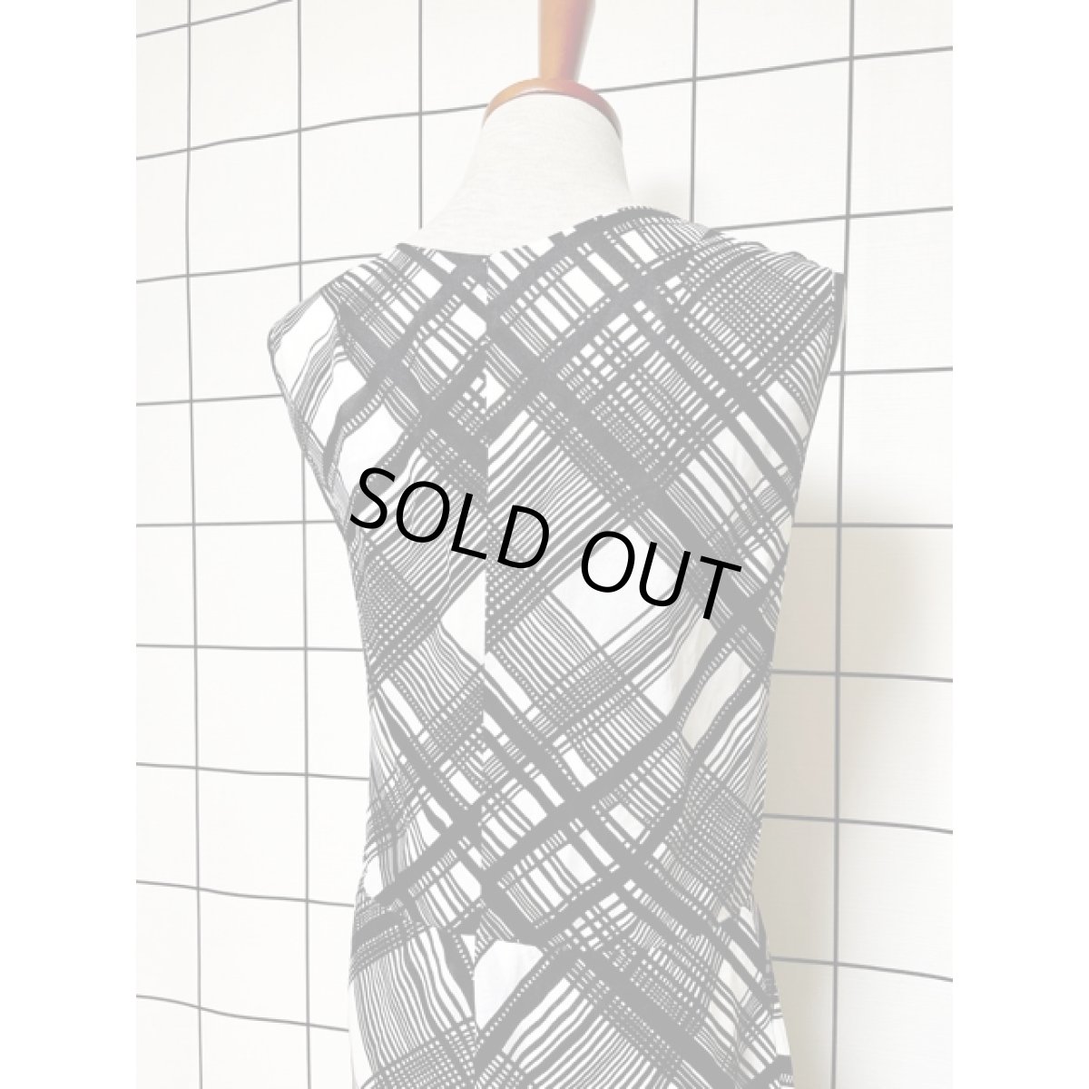 画像4: 70年代 チェック柄 ホワイト ブラウン ノースリーブ レトロモダン ヨーロッパ古着 ヴィンテージロングドレス (4)