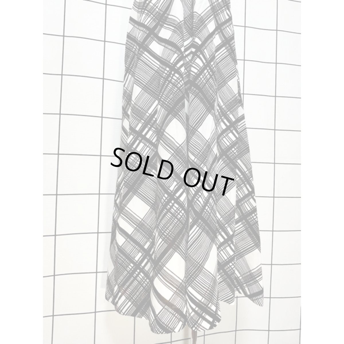 画像10: 70年代 チェック柄 ホワイト ブラウン ノースリーブ レトロモダン ヨーロッパ古着 ヴィンテージロングドレス (10)