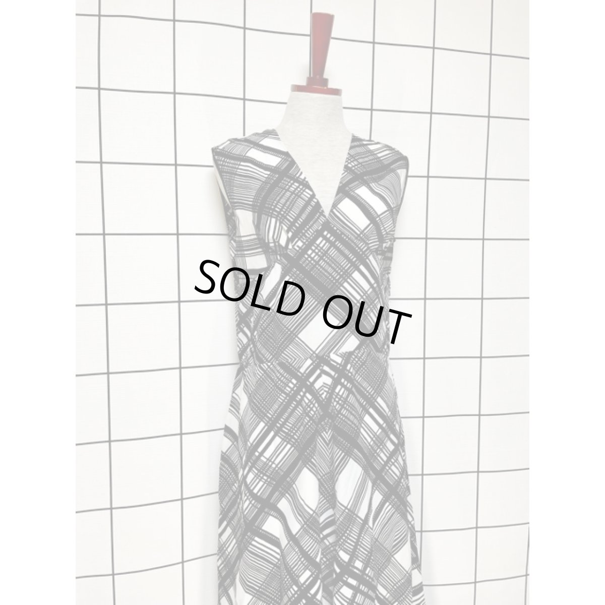 画像5: 70年代 チェック柄 ホワイト ブラウン ノースリーブ レトロモダン ヨーロッパ古着 ヴィンテージロングドレス (5)