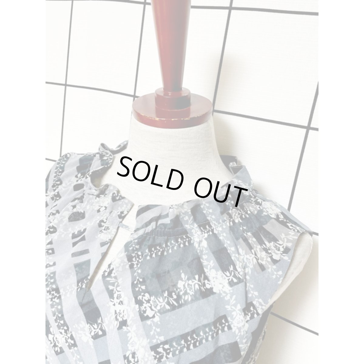 画像5: 斜めチェック 花柄 フリルカラー 後ろリボン プルオーバー ノースリーブ レトロ アメリカ古着 シャツ ヴィンテージトップス (5)