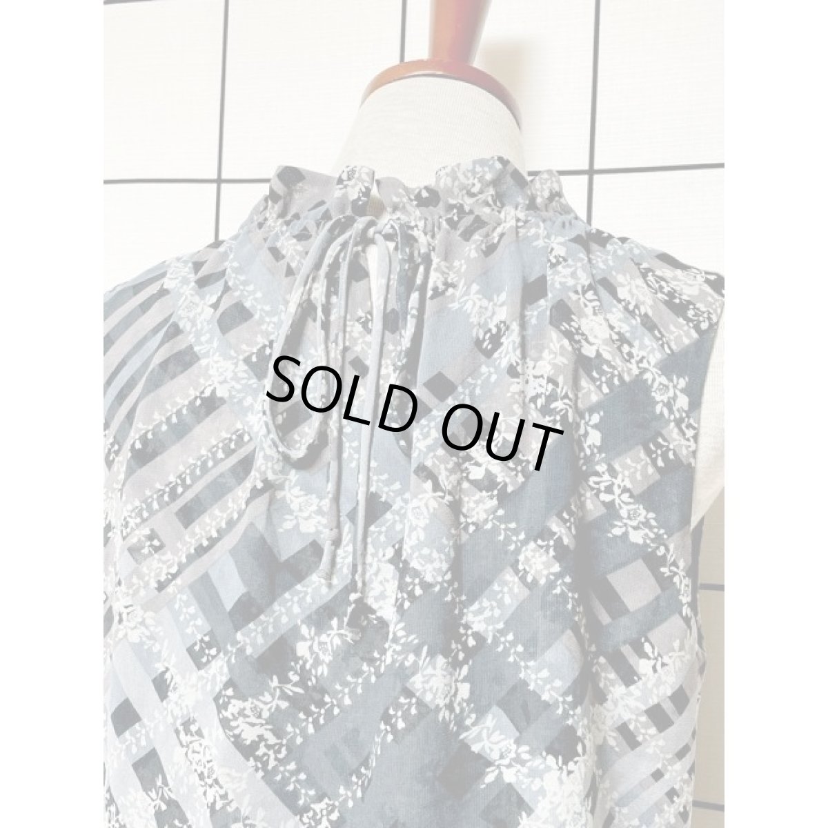 画像4: 斜めチェック 花柄 フリルカラー 後ろリボン プルオーバー ノースリーブ レトロ アメリカ古着 シャツ ヴィンテージトップス (4)