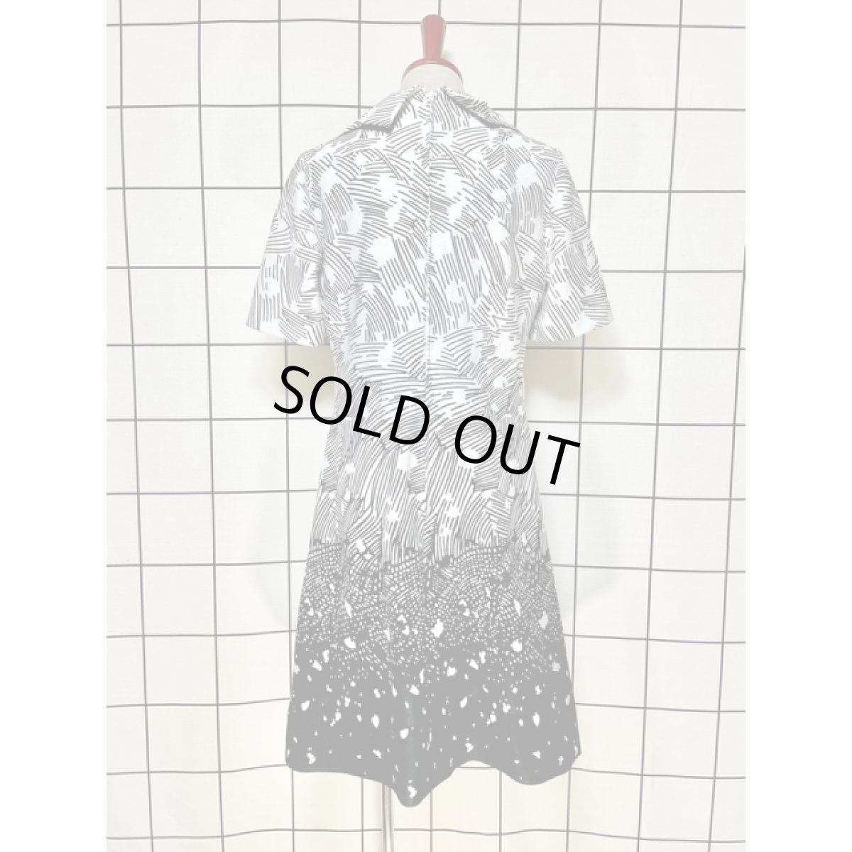 画像2: フランス製 70's モノクロ 半袖 レトロモダン ヨーロッパ古着 ヴィンテージワンピース (2)