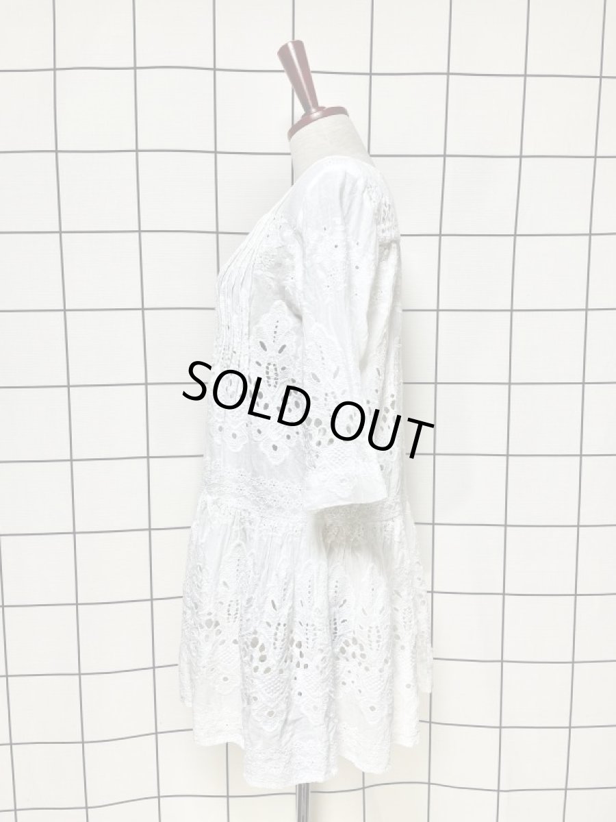 画像2: ホワイト 白 スパンコール ビーズ 透け感 レトロ ヨーロッパ古着 ヴィンテージワンピース (2)