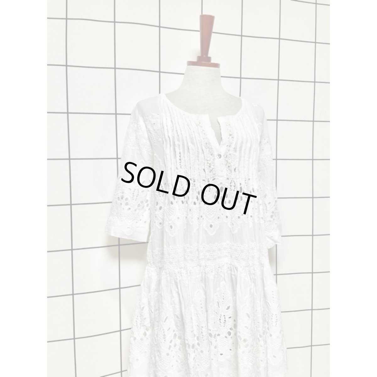 画像4: ホワイト 白 スパンコール ビーズ 透け感 レトロ ヨーロッパ古着 ヴィンテージワンピース (4)