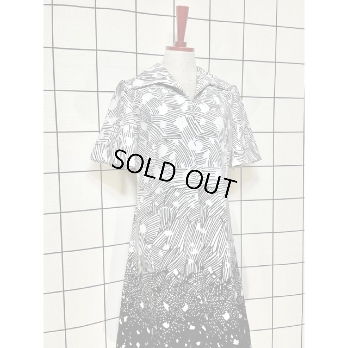 画像3: フランス製 70's モノクロ 半袖 レトロモダン ヨーロッパ古着 ヴィンテージワンピース (3)