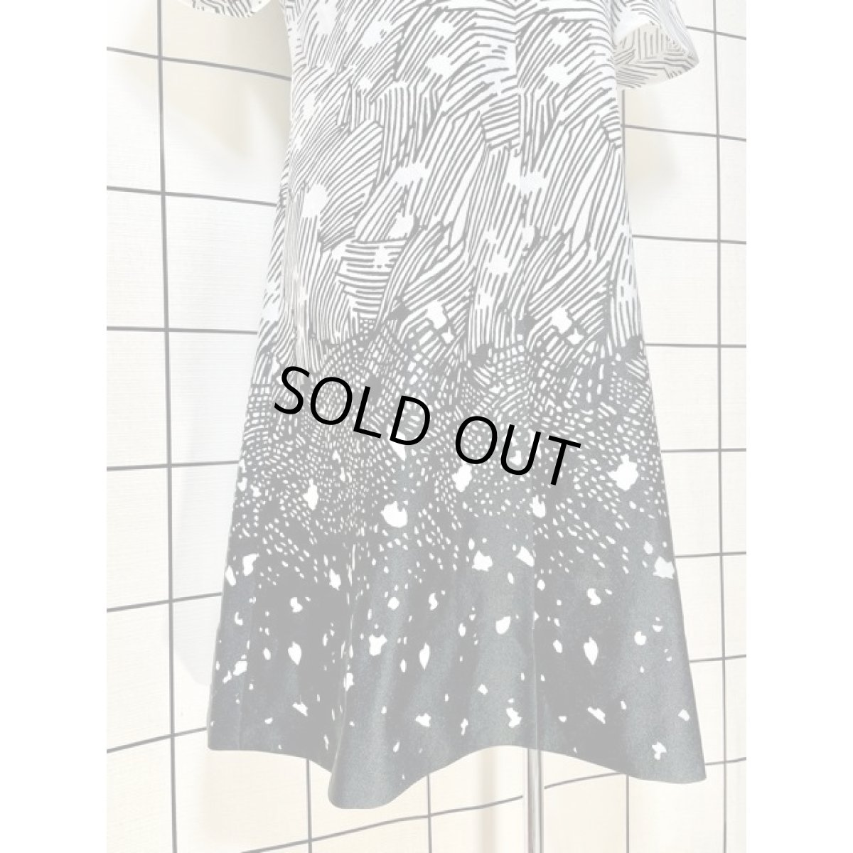 画像7: フランス製 70's モノクロ 半袖 レトロモダン ヨーロッパ古着 ヴィンテージワンピース (7)