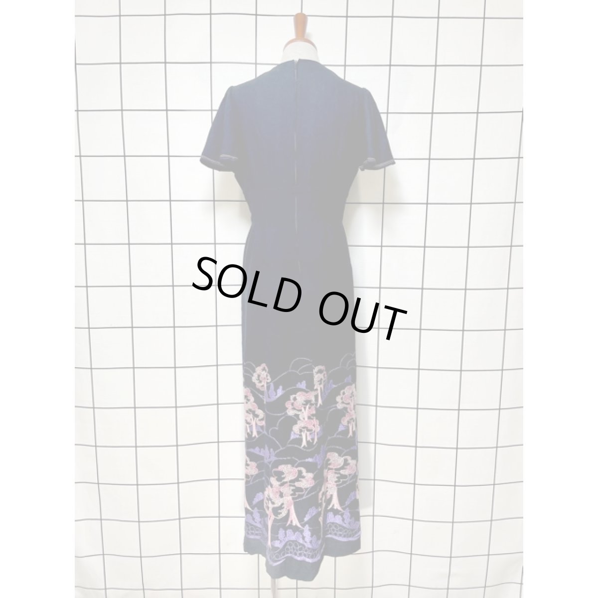 画像2: パーティースタイルにもおすすめ フランス古着 70's 刺繍 ブラック 黒 レトロ 半袖 ヨーロッパ古着 ヴィンテージロングドレス (2)