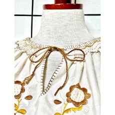 画像7: お花刺繍 袖にも刺繍 リボン ヨーロッパ古着 チュニック ヴィンテージブラウス (7)