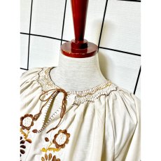 画像5: お花刺繍 袖にも刺繍 リボン ヨーロッパ古着 チュニック ヴィンテージブラウス (5)