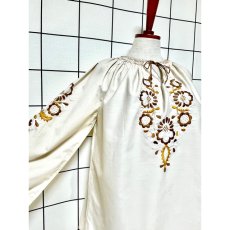 画像9: お花刺繍 袖にも刺繍 リボン ヨーロッパ古着 チュニック ヴィンテージブラウス (9)